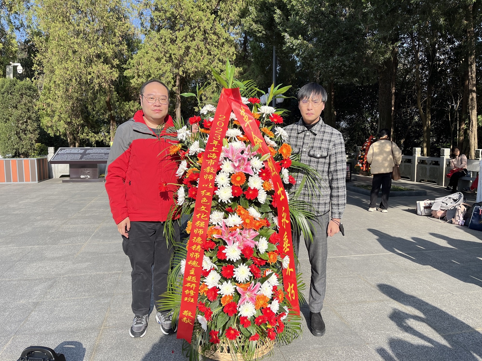 2现场教学04：敬献花篮.jpg