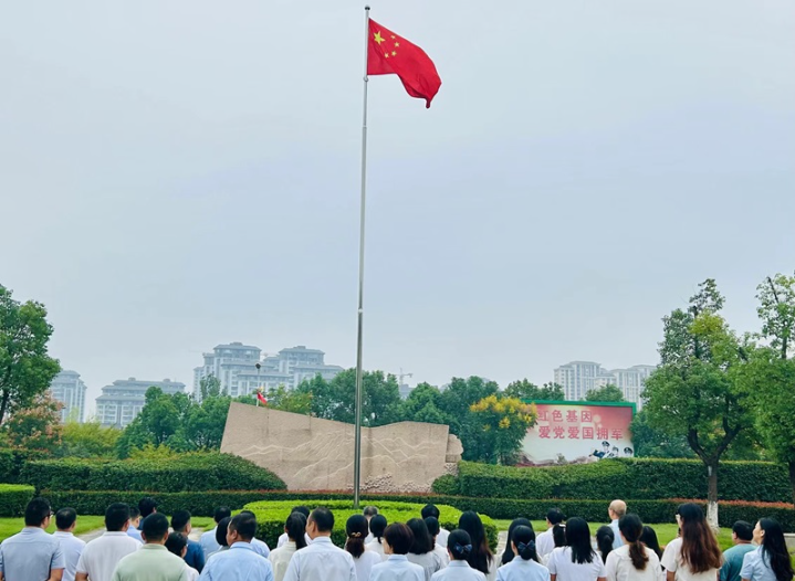 安徽金寨干部学院举行升旗仪式  庆祝中华人民共和国成立75周年