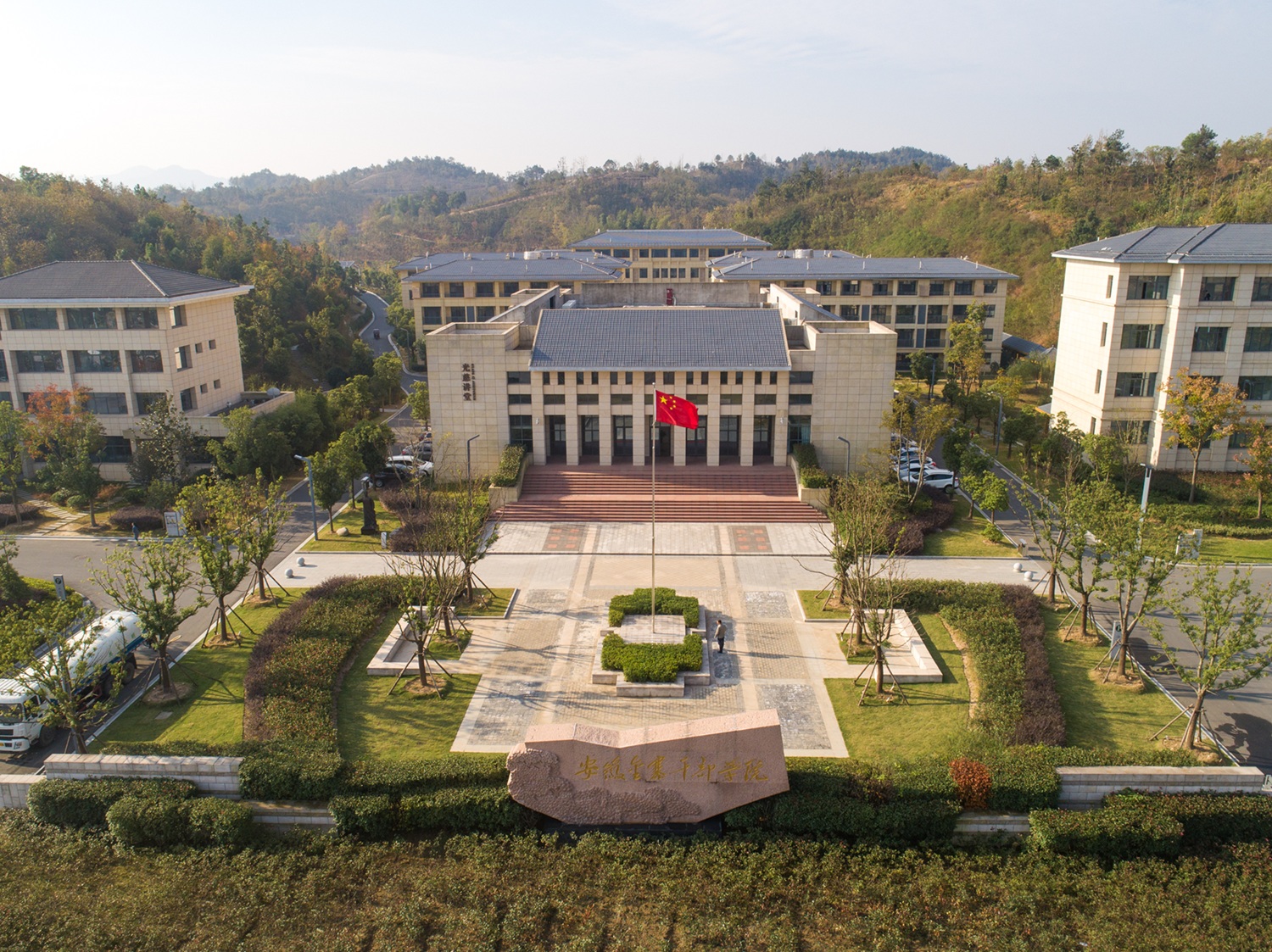 0学院正面.jpg